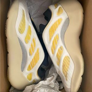 Yezzy 700 V3 Safflower